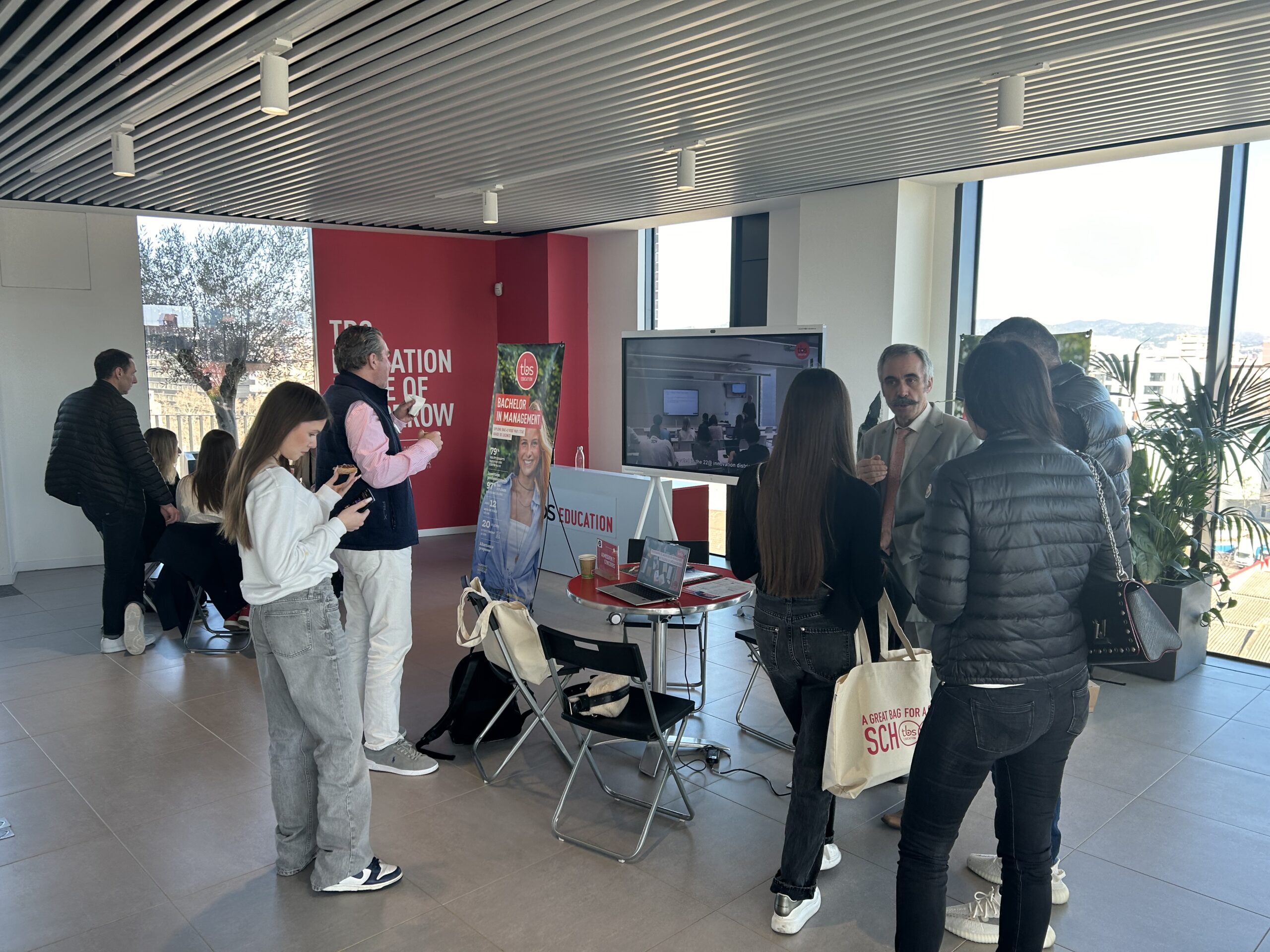 One of the day's highlights was the in-depth exploration of the Bachelor in Management program. Prospective students had the opportunity to delve into the curriculum, learning about the program's structure, courses offered, and the wealth of opportunities it presents. 