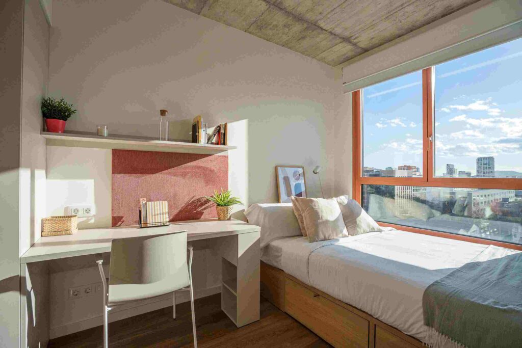 a room from Aparto. Some students from TBS Education in Barcelona stay at Aparto 